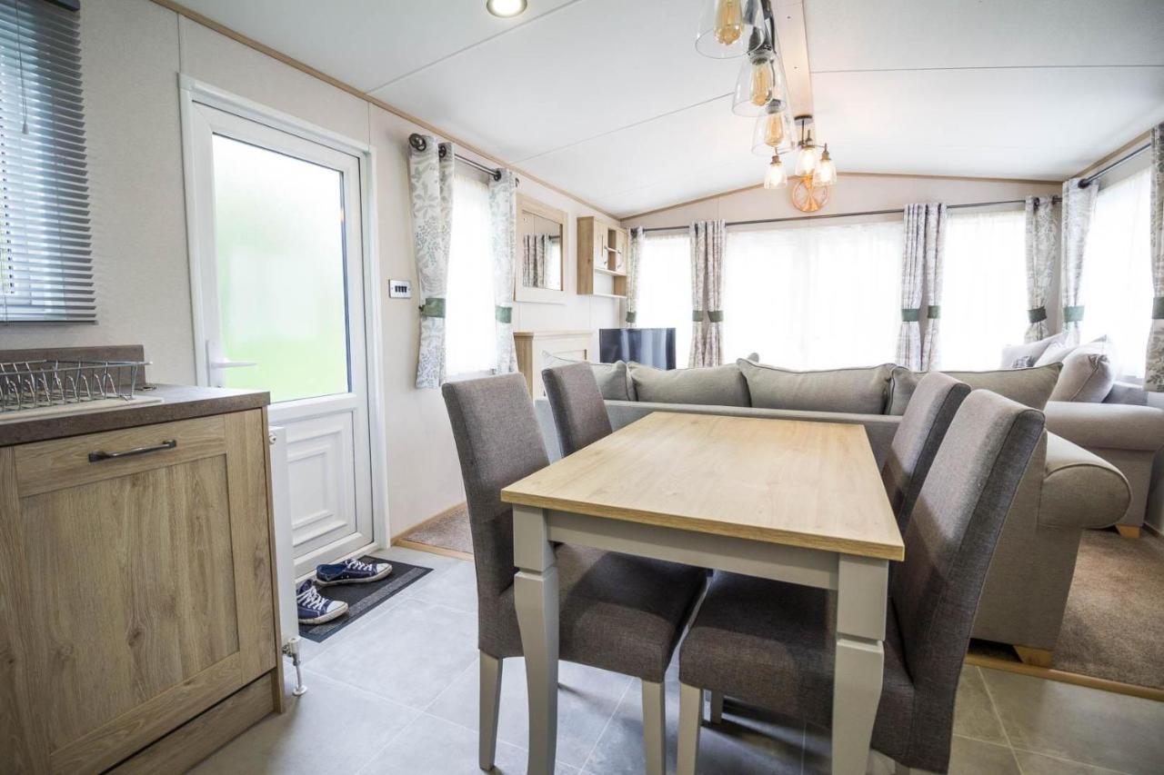 فندق Beautiful 6 Berth Caravan With Decking At Southview Holiday Park Ref 33024O سكيغنيس المظهر الخارجي الصورة