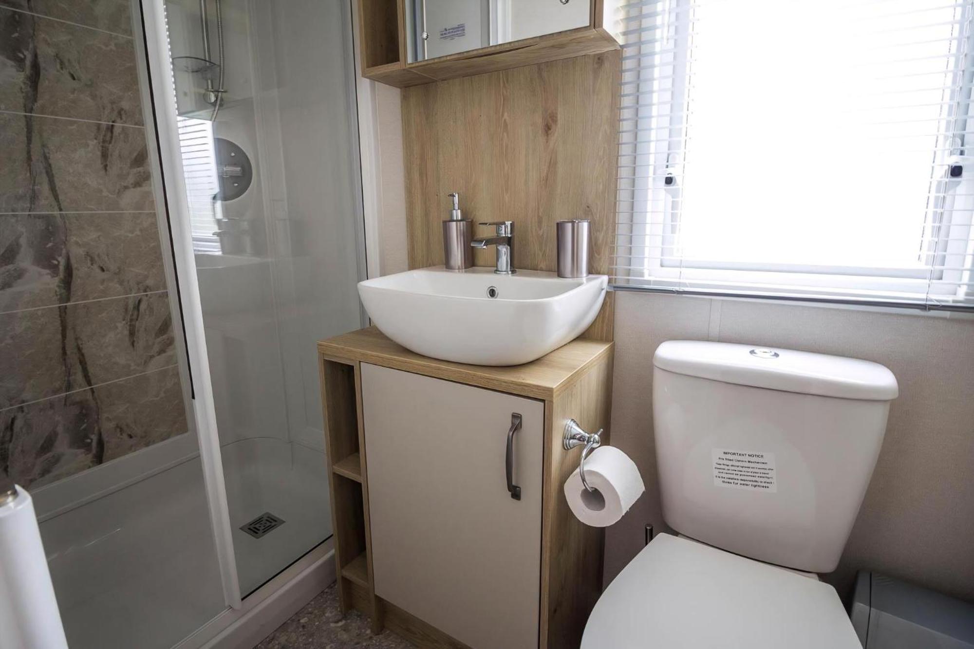 فندق Beautiful 6 Berth Caravan With Decking At Southview Holiday Park Ref 33024O سكيغنيس المظهر الخارجي الصورة