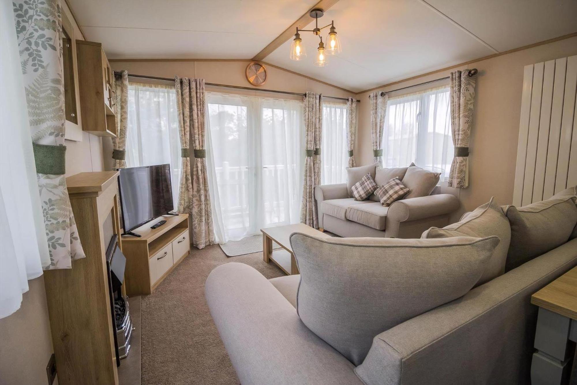 فندق Beautiful 6 Berth Caravan With Decking At Southview Holiday Park Ref 33024O سكيغنيس المظهر الخارجي الصورة