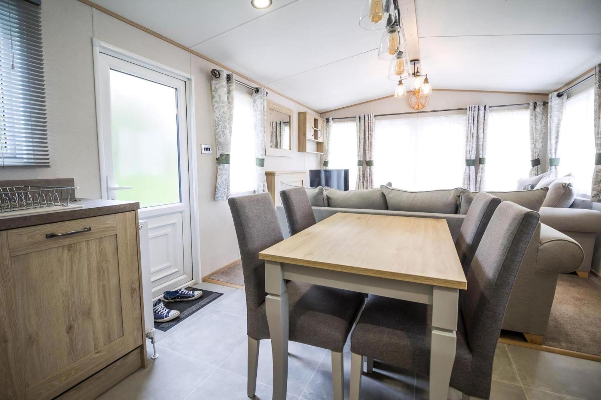 فندق Beautiful 6 Berth Caravan With Decking At Southview Holiday Park Ref 33024O سكيغنيس المظهر الخارجي الصورة